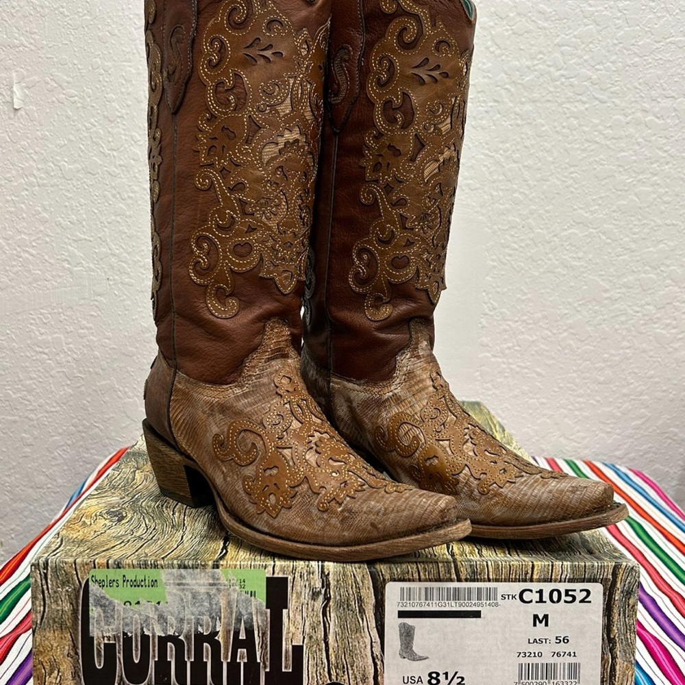 Corral Women's Embroidered Tan Heeled Boots